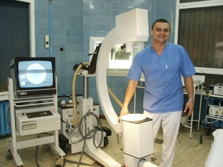 Ireneusz Rzepniewski, lekarz bloku operacyjnego pokazuje nowy aparat