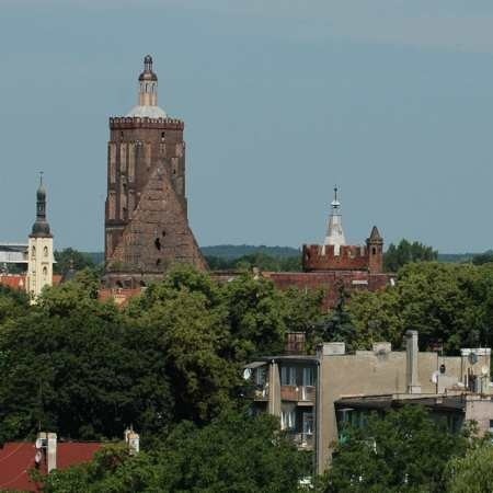 Hełm i kopuła na wieży już są. Fara to piękny i charakterystyczny element krajobrazu powiatu krośnieńskiego.