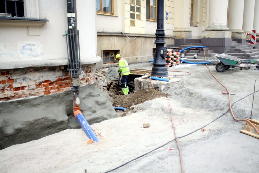 Remont na deptaku w Lublinie. Trwa układanie kostki brukowej (ZDJĘCIA, WIDEO)
