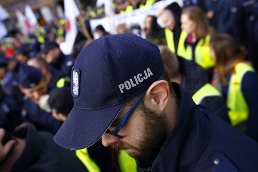 Protest policjantów w Warszawie. Mundurowi domagają się...