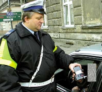 Codziennie podkarpaccy policjanci zatrzymują po kilkunastu pijanych kierowców. Nz. moment podawania alkotekstu.