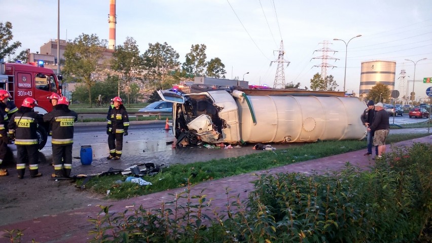 Wypadek na Andersa w Białymstoku. Szambowóz przewrócił się...