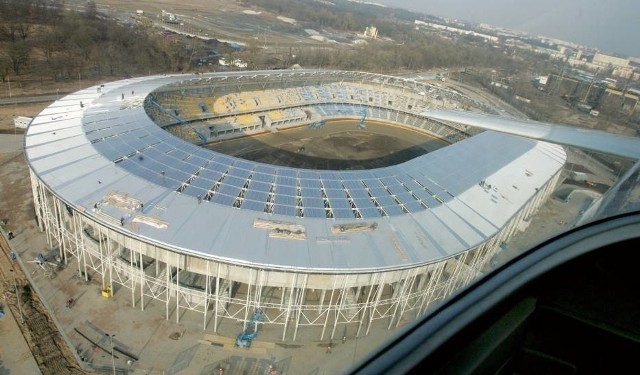 Oficjalnie Motoarenę otwarto 3 maja 2009 roku tuż przed meczem ekstraklasy Unibax Toruń - Unia Leszno (torunianie wygrali 48:42). Stadion budowała inowrocławska firma Alstal niespełna rok i oddała go z małym poślizgiem. Niemniej już w marcu i kwietniu 2009 roku żużlowcy mogli wyjechać na nowy tor. Stadionowi stuknie więc niebawem dziesiąta rocznica powstania.  Zobacz także: Toruń nocą z drona. Takiego miasta na zdjęciach nie znacie!Od początku Motoarenę uznawano za najnowocześniejszy stadion żużlowy na świecie i to miano obiekt utrzymuje do dzisiaj, m.in. ze względu na nigdzie indziej nie spotykany zadaszony tor. Przez 10 lat na Motorenie zorganizowano najważniejsze zawody żużlowe - finały mistrzostw świata (SGP), Europy (SEC), Polski (indywidualne, par, Złotego Kasku). Obiekt był areną nie tylko sportową - tu odbyły się koncerty światowej sławy tenora José Carrerasa czy gwiazdy muzyki pop Roda Stewarta.  Dziesięć lat to w sumie niewiele, ale wystarczająco długo, by świętować. Z tej okazji na Motoarenie planowane są w maju imprezy okolicznościowe - i piknikowe, i sportowe. Szczegóły na razie są trzymane w tajemnicy, ale nieoficjalnie dowiedzieliśmy, że w planach jest m.in. mecz żużlowców Get Well ze Swindon Robins, drużyną z ligi brytyjskiej.