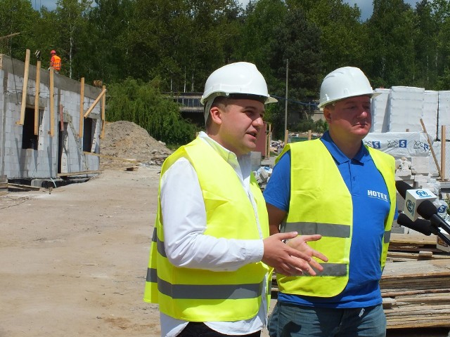 Marek Materek (z lewej) - prezydent Starachowic z Wiesławem Dąbrowskim- kierownikiem budowy nowej bazy Miejskiego Zakładu Komunikacyjnego