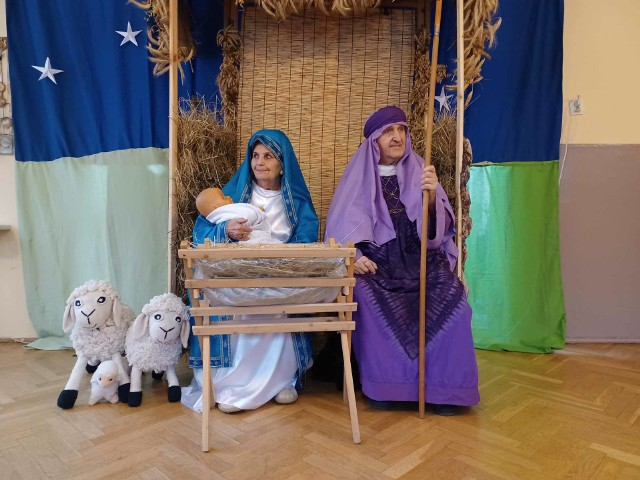 Seniorzy w roli Maryi i Józefa z Dzieciątkiem.