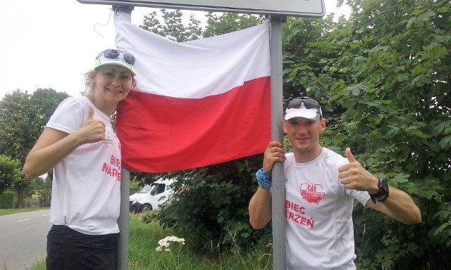 Przemysław Koziarski z Opola i mieszkanka Zabrza Aleksandra Kasprzak, biegną od 4 lipca z Zakopanego na Hel.