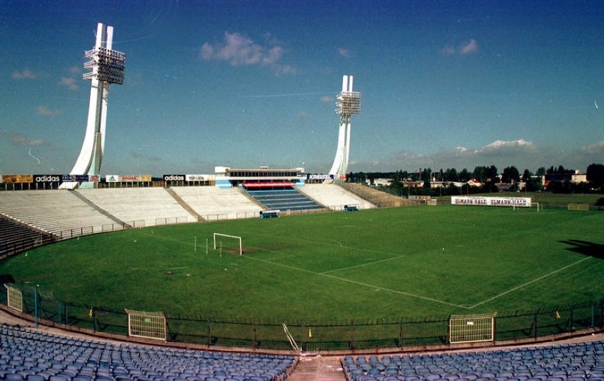 Stadion Lecha, czyli charakterystyczna podkowa - z trzema...