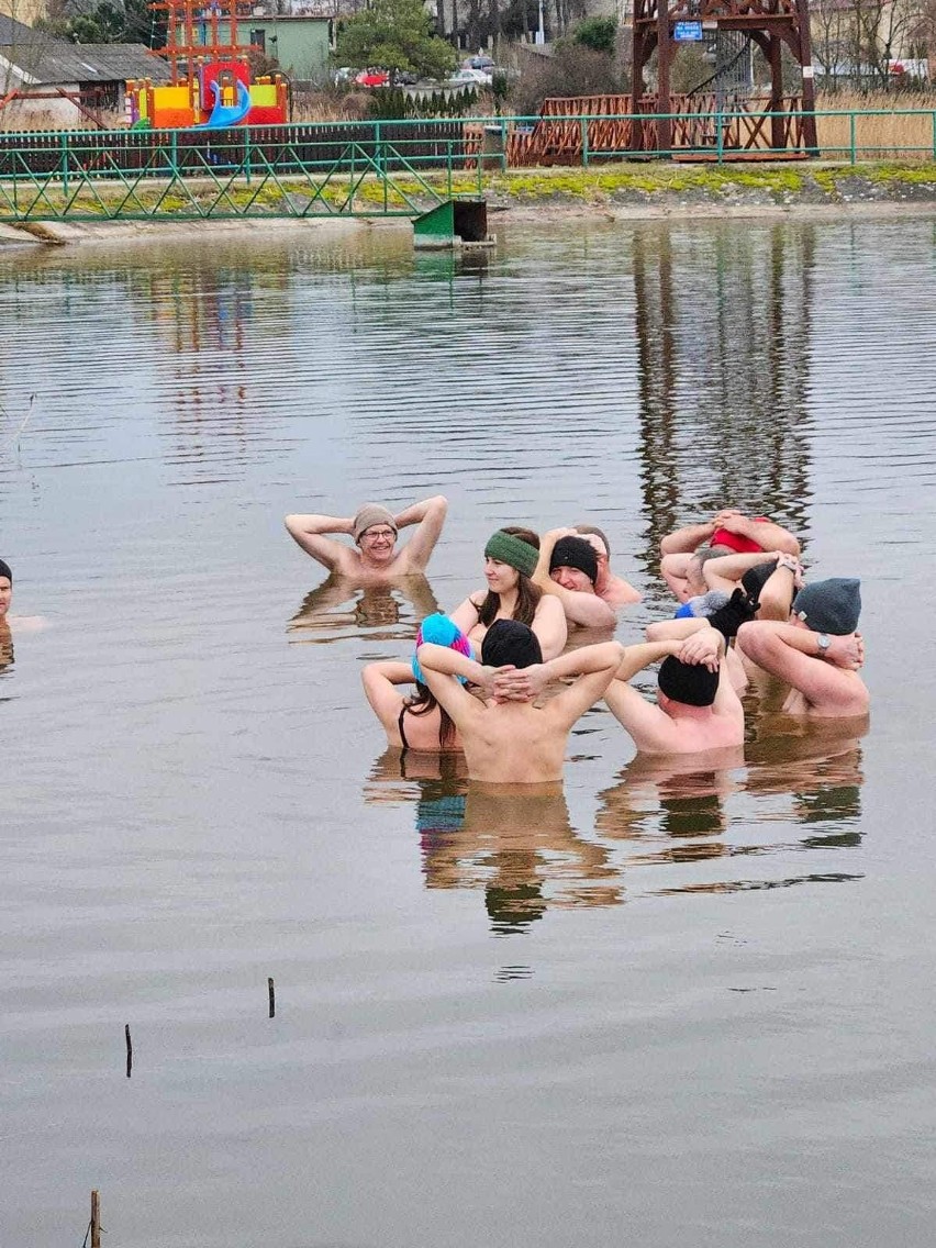 Niedzielne morsowanie w zalewie w Koprzywnicy. Oni kochają kąpiel w zimnej wodzie! Zobacz zdjęcia