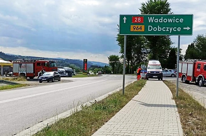 DK 28. Trzy auta rozbite na skrzyżowaiu w Kasinie Wielkiej. Dwie osoby ranne
