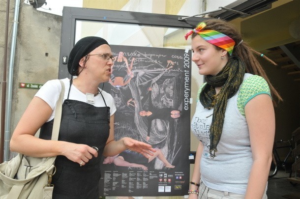 Experyment nie miałby takiego rozmachu i takiej obsługi, gdyby nie dziesiątki wolontariuszy. Martyna Żurek rozmawiająca na tle festiwalowego plakatu z Katarzyną Solerek-Kutzmann, szefową centrum kultury, przyjechała aż z Kościana. 