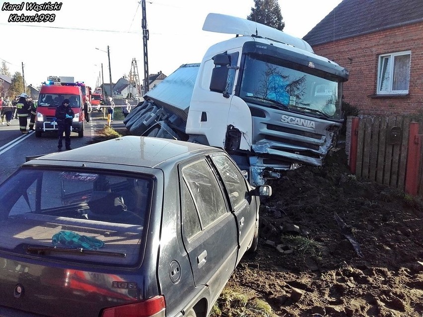 Zderzenie ciężarówki z samochodem osobowym w Kleśniskach