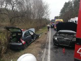 Wypadek między Gwieździnem a Rzeczenicą w pow. człuchowskim. Zderzenie trzech samochodów, trzy osoby w szpitalu, droga zablokowana