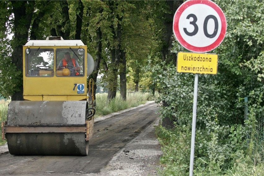 Wrocław: Skanska skończyła remont i "zwija" swój asfalt w Leśnicy (ZDJĘCIA)