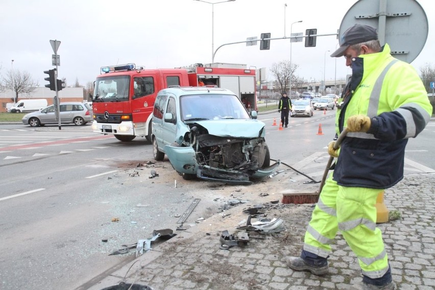 Wypadek na skrzyżowaniu Strzegomskiej i Nowodworskiej,...