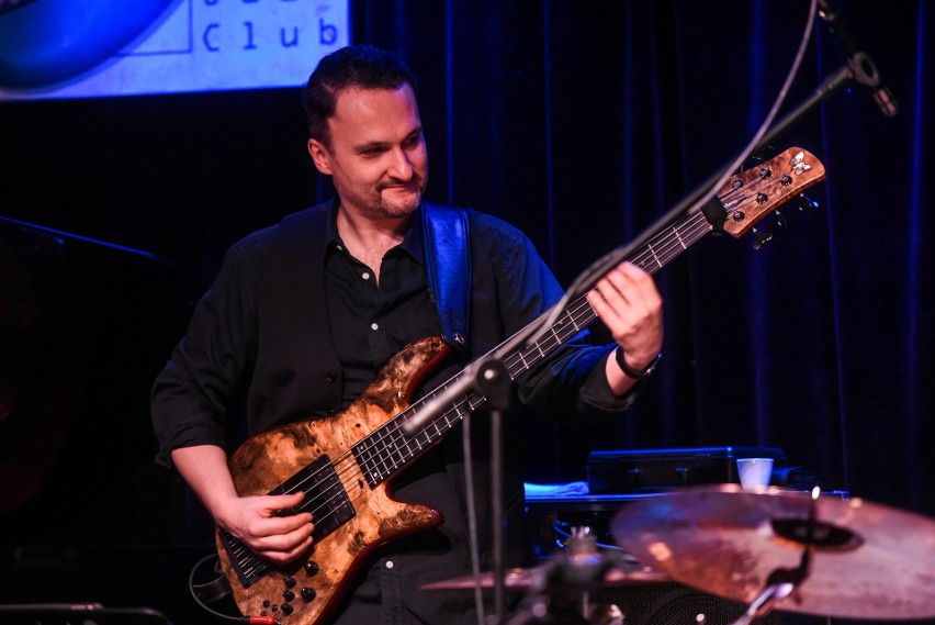 Robert Kubiszyn  podczas koncertu w klubie Blue Note