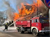 Ogromny pożar w Łebie. Spłonęła Łebska Chata. Ogień przeniósł się też na sąsiednie budynki (FOTO+WIDEO)