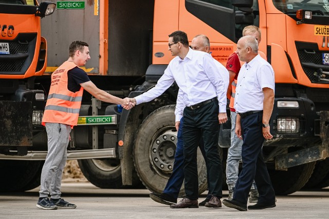 Kwidzyn, 04.08.2023. Premier Mateusz Morawiecki w Kwidzyńskim Przedsiębiorstwie Robót Drogowo-Budowlanych "Strzelbud"