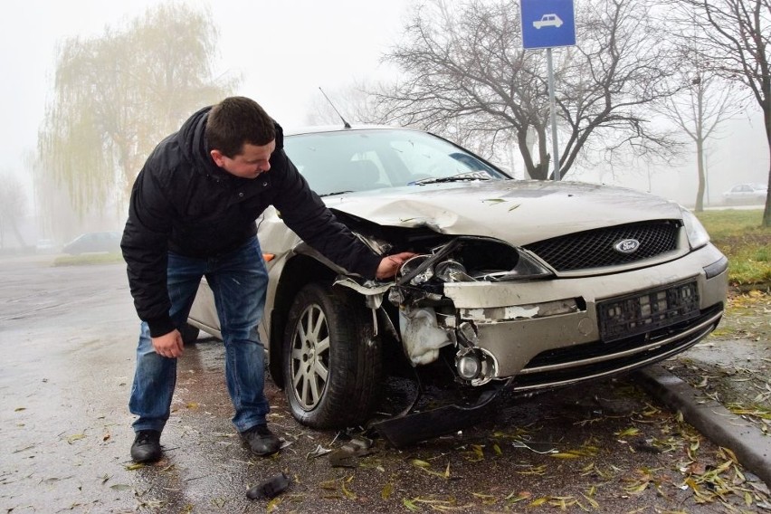Arkadiusz Żbikowski pokazuje uszkodzony samochód po nocnym...