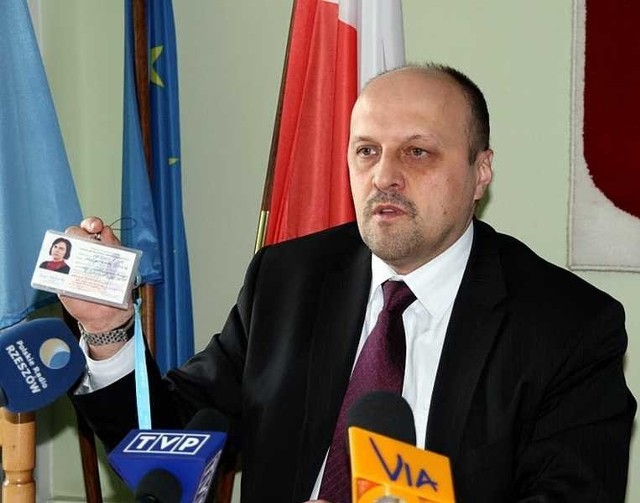 Marek Cierpiał-Wolan, zastępca komisarza spisowego na Podkarpaciu prezentuje identyfikator, który będzie miał przy sobie każdy rachmistrz prowadzący spis.