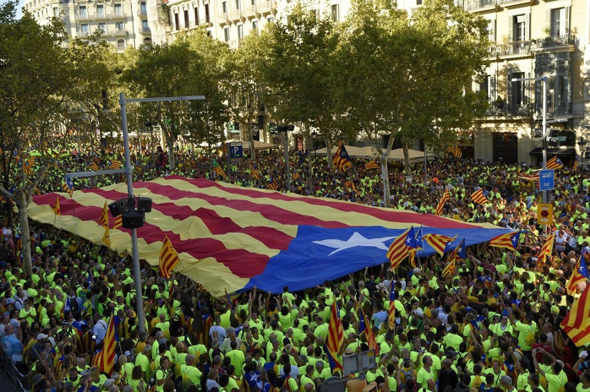 Dzień Niepodległości Katalonii - ponad milion osób na ulicach Barcelony [ZDJĘCIA]