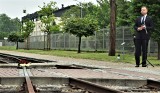 Oświęcim. 80. rocznica pierwszego transportu do Auschwitz. Prezydent Andrzej Duda: Pochylamy głowy nad tragedią naszych rodaków