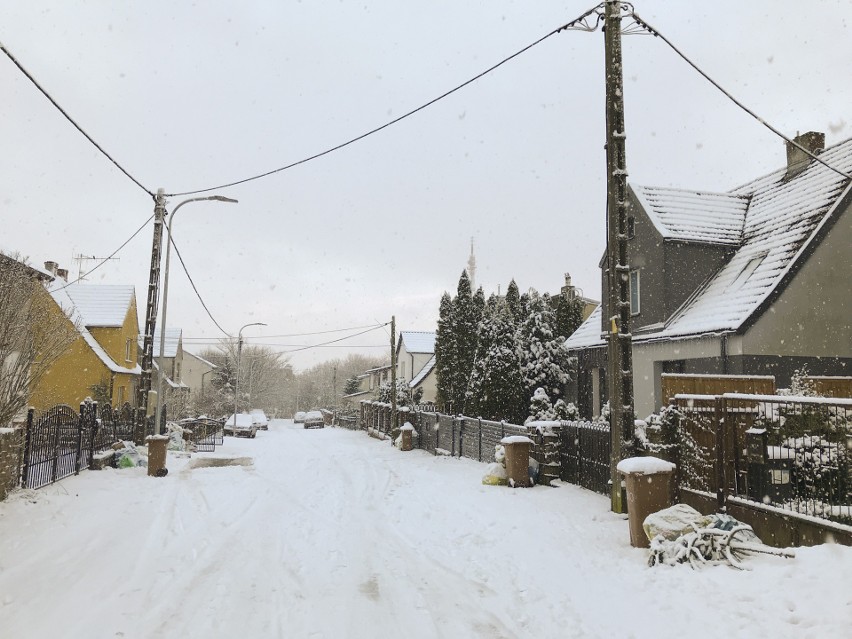 Intensywne opady śniegu w Słupsku. Trudne warunki na drogach [ZDJĘCIA]