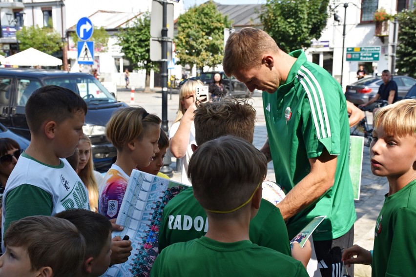 Piłkarze Radomiaka Radom odwiedzili we wtorek Szydłowiec i sprawili radość najmłodszym kibicom Zielonych