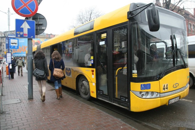 Wsiadając do autobusu i kasując bilet powinniśmy mieć przy sobie dokument uprawniający do zniżki