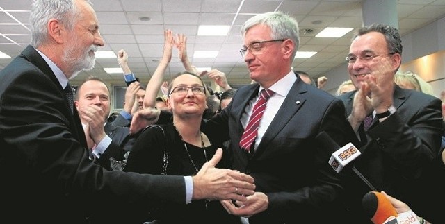 Jacek Jaśkowiak (po prawej) wywodzi się z ruchu My-Poznaniacy. Do PO wszedł w 2013 roku. Wielu członków partii nie wierzyło, że może wygrać wybory