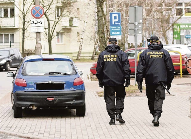 Czujne oko patrolu straży miejskiej wypatrzy każde nieprawidłowo zaparkowane auto. A to oznacza jedno...