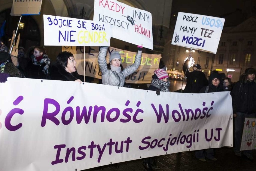 Próbowali zablokować protest studentów na Rynku w Krakowie [ZDJĘCIA, WIDEO]