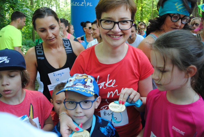 Bieg wokół jeziora w Borównie. Biegacze zbierali fundusze dla Angeliki Saganowskiej z Dobrcza (zdjęcia)