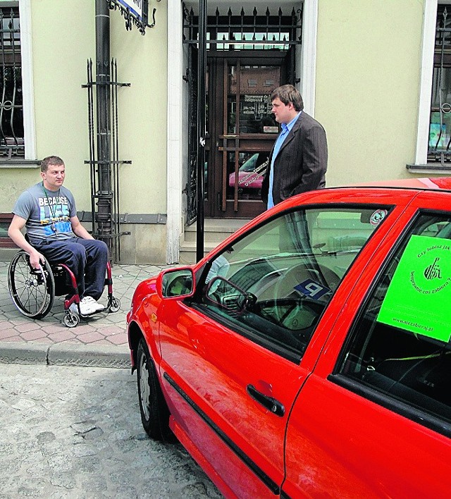 Marek Włodarczyk, sam jeżdżąc na wózku, wierzy w skuteczność akcji "Papierówka"