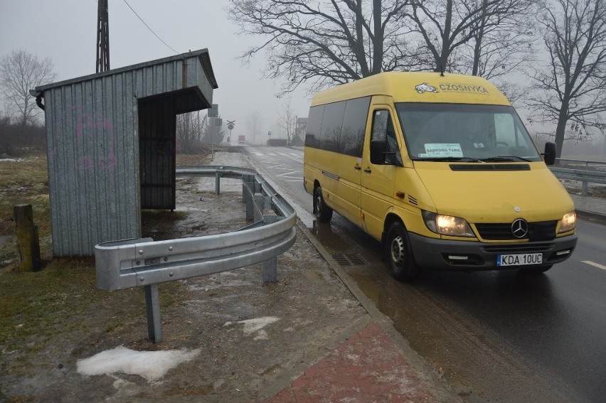 Dąbrówki Breńskie. Kuriozalna wiata przystankowa. Jest zagrodzona stalową barierką