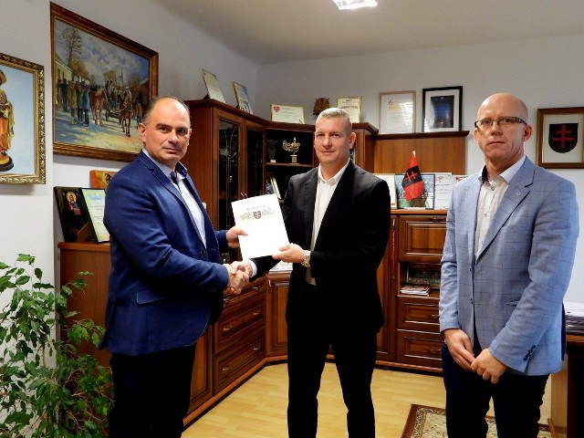 W Urzędzie Miasta Gminy w Skaryszewie podpisano umowę o rozbudowie Stacji Uzdatniania Wody w miejscowości Skaryszew.