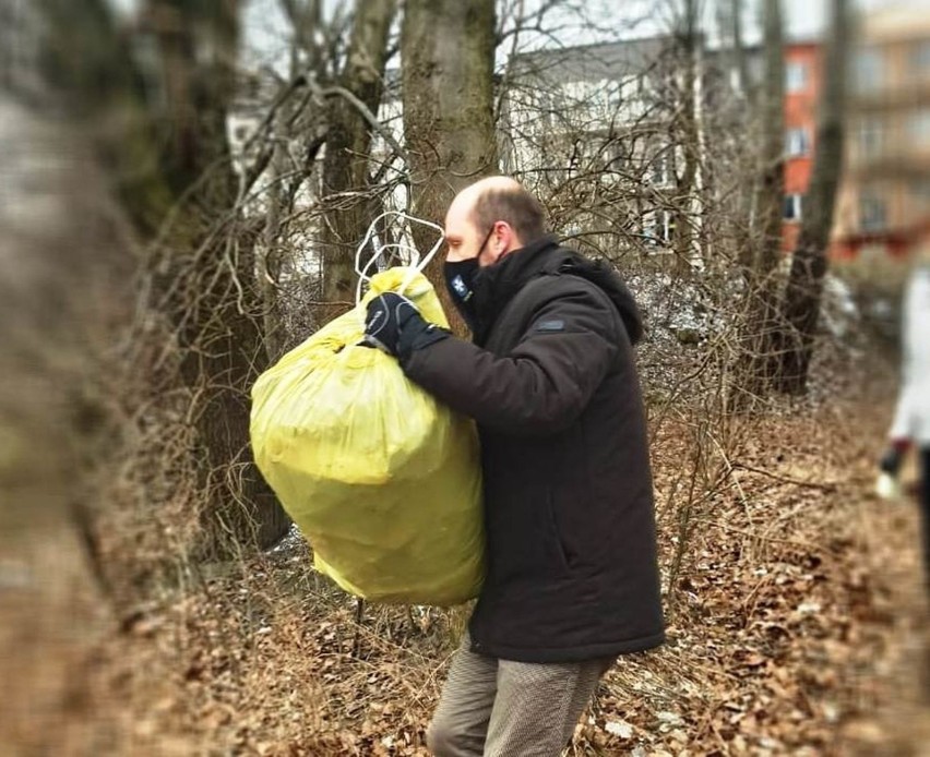 Konrad Fijołek pracował jako wolontariusz, zbierając śmieci...