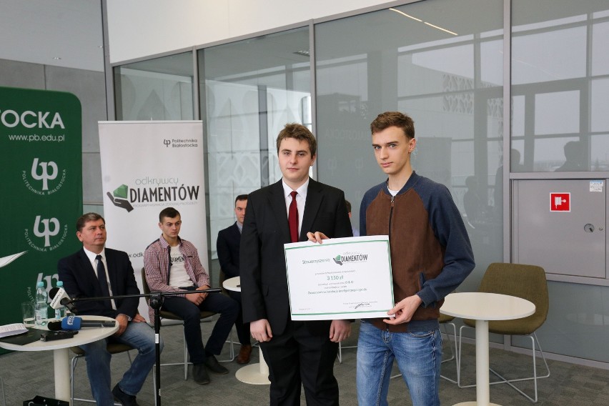 Odkrywcy Diamentów. Uczniowie z ZSOiT w Mońkach otrzymali za swój projekt stypendium (zdjęcia)