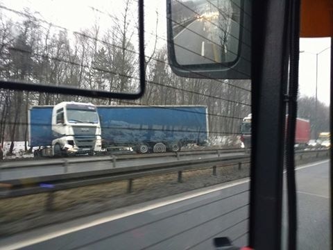 Ogromny korek na DK86 w Katowicach: ciężarówka wjechała do rowu [ZDJĘCIA]