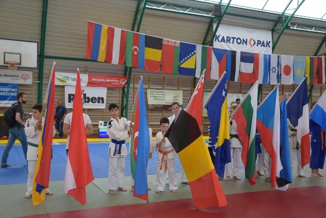 Ponad 700 młodych judoków z 22 krajów wystartowało w kolejnej edycji Międzynarodowego Turnieju „Solanin Cup 2018”. Wystąpiły zawodniczki i zawodnicy z takich krajów jak: Armenia, Gruzja, Mongolia, Kazachstan czy tradycyjnych już uczestników: z Rosji, Niemiec, Francji, Belgii, a także po raz pierwszy z Sri Lanki.Gościem młodych judoków był brązowy medalista z olimpiady w Rio de Janeiro (2016) Ori Sasson z Izraela. W niedzielę odbędą się treningi randori i walki pokazowe z udziałem olimpijczyka. Organizatorem turnieju był klub UKS „Olimp” w Nowej Soli i jego trenerzy Dariusz Giedziun oraz Robert Pałka. Zobacz wideo: Tylko w lewo - program naszych dziennikarzy sportowych
