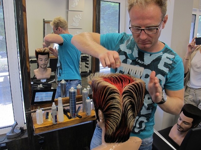 Fryzjer Damian Duda na Mistrzostwach Europy zajął piąte miejsce. Oto zdjęcia jego fryzur oraz z przygotowań do zawodów