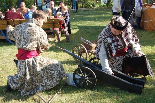 Jedną z atrakcji pikniku staropolskiego był m.in. pokaz strzelania z broni czarnoprochowej