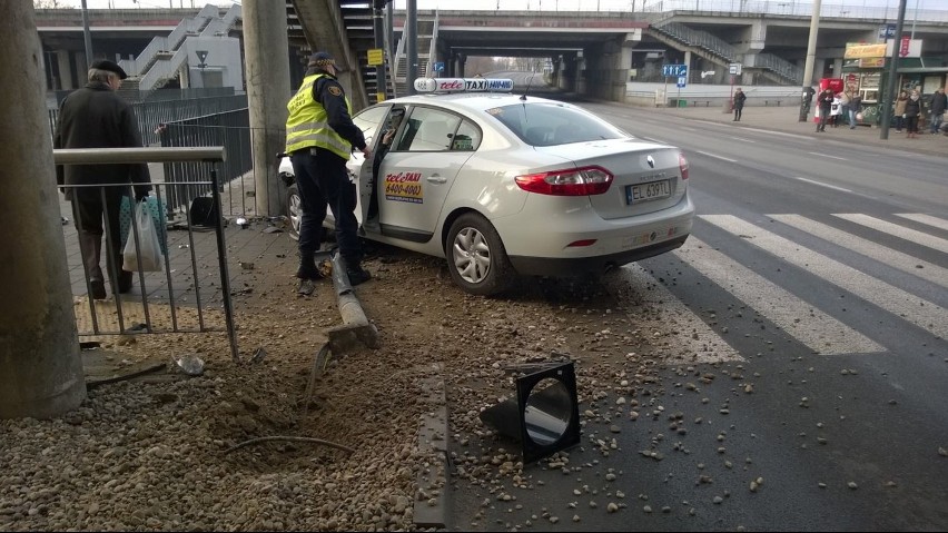 Wypadek na Bandurskiego - taksówkarz skosił sygnalizator i uderzył w filar wiaduktu [zdjęcia]