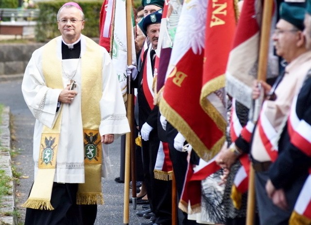 Wczoraj na zielonogórskiej nekropolii odbyły się uroczystości związane z Dniem Sybiraka, 90-leciem powstania Związku Sybiraków i 100-leciem odzyskania niepodległości. Ks. biskup Tadeusz Lityński poświęcił Krzyż Ofiar Golgody Wschodu. Licznie zgromadzeni na cmentarzu Sybiracy i ich goście modlili się za tych, którzy z wywózki już nie wrócili (450 tys. osób). Podkreślali, że o tych dramatycznych wydarzeń nie można zapominać. Ku przestrodze. By już nigdy podobne rzeczy się nie zdarzały. Podczas uroczystości nie mogło zabraknąć apelu pamięci, części artystycznej w wykonaniu młodzieży, złożenia wiązanek kwiatów... Jak mówią Wacław Mandryk i Marian Szymczak - zbliża się też 30-lecie reaktywowania Związku Sybiraków. - A tu nieocenioną rolę odegrali m.in.  państwo Bajowie, prof. Konrad Stawiarski, prof. Władysław Korcz - wyliczają zielonogórscy Sybiracy. Z okazji jubileuszy  wydano pamiątkowe medale. Zobacz też: Zielonogórscy Sybiracy - promocja książki