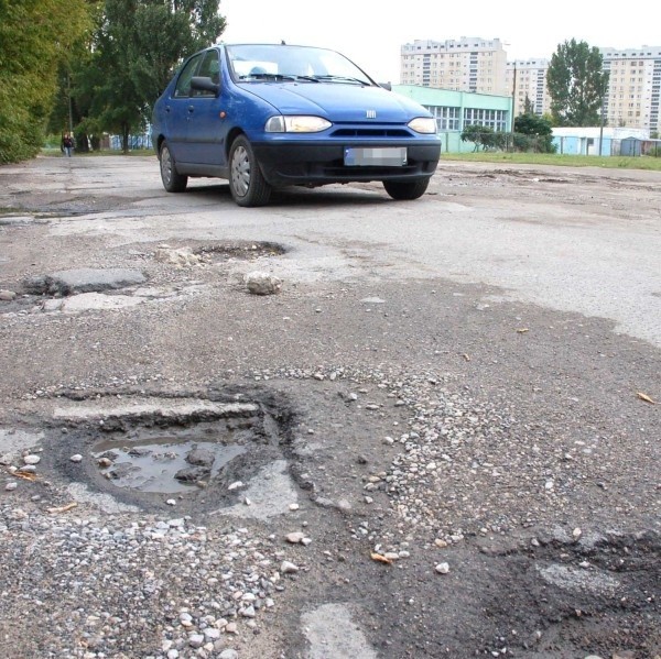 Nierówna nawierzchnia odcinka ulicy Pułaskiego od lat jest zmorą korzystających z niej kierowców.