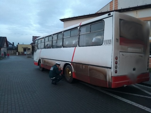 Kontrolę pojazdów dowożących dzieci do szkół na terenie powiatu chełmińskiego wykonali 20 grudnia - po sygnałach rodziców - funkcjonariusze Wojewódzkiej Inspekcji Transportu Drogowego z Bydgoszczy.