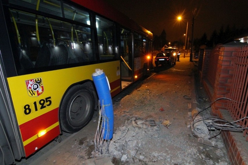 Wrocław: Autobus MPK uderzył w latarnię. Kierowca właśnie rozpoczął pracę (ZDJĘCIA)