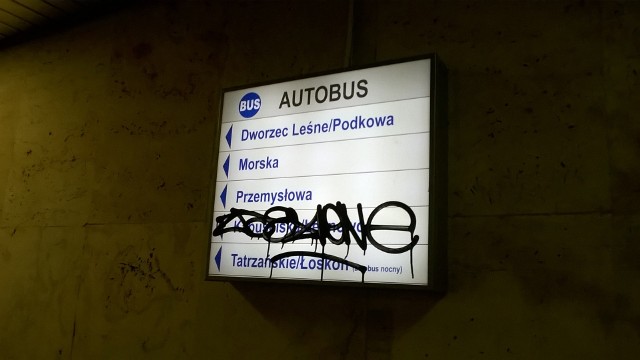 W Bydgoszczy prawie na każdym kroku można zobaczyć szpecące miasto napisy i malunki. Graffiti jest wszędzie, na sklepach, domach mieszkalnych, mostach, przystankach autobusowych i tablicach. OBEJRZYJ: INFO Z POLSKI - przegląd najciekawszych informacji ostatnich dni w kraju