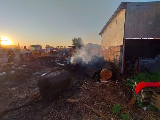 Ogień szybko rozprzestrzenił się na znajdującą się obok budynków stertę drewna. Nadpaleniu uległa również wiata sąsiedniej posesji. 