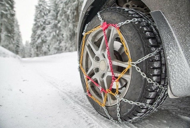 Przepisy dotyczące korzystania z łańcuchów śniegowych w Polsce określa Prawo o ruchu drogowym. Wynika z niego, że używanie łańcuchów przeciwpoślizgowych na oponach jest dozwolone tylko na drodze pokrytej śniegiem.