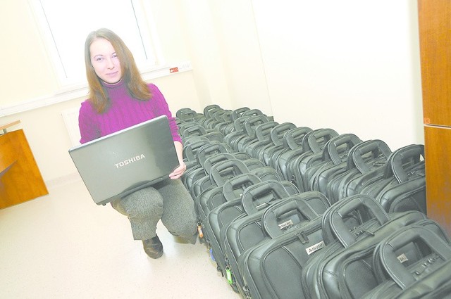 Joanna Bober, studentka I roku pokazuje wyposażenie pracowni. Laptopy gotowe są do rozpakowania.